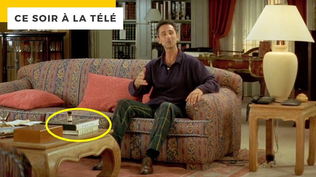 “Le Diner De Cons” يخفي مفاجأة: “POIRET” مخبّية على طاولة القهوة!
